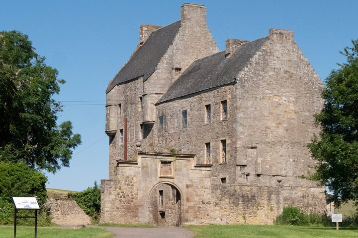 Lallybroch Castle , Jamie Fraser's ancestral home ,Midhope Castle , Outlander tours